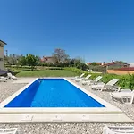 With Pool In Visnjan Ferienhaus