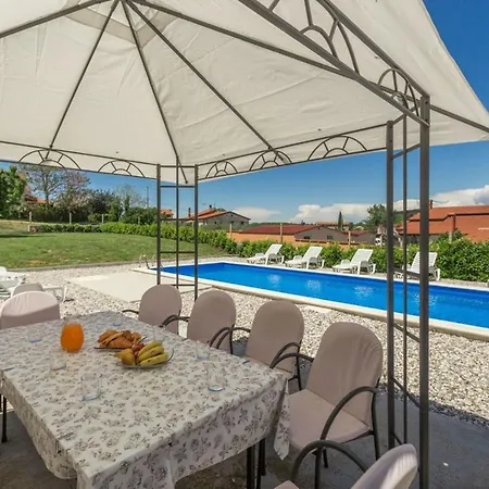 With Pool In Visnjan Casa de Férias