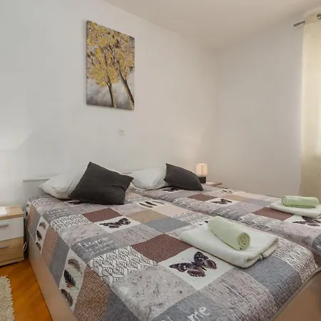 With Pool In Visnjan בית נופש